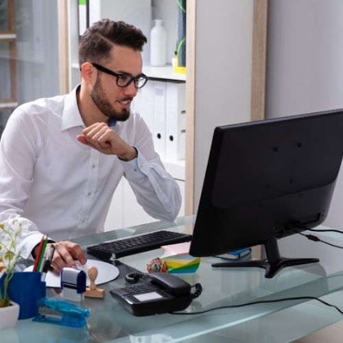 un uomo che lavora al computer