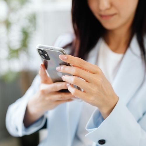 donna che fa ricerche internet sullo smartphone