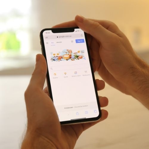persona che ricerca informazioni dallo smartphone